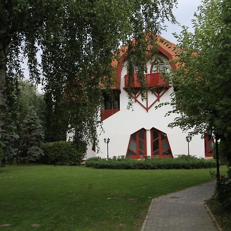 Grantek Ueduelohaz Hotel Balatonlelle Exterior foto