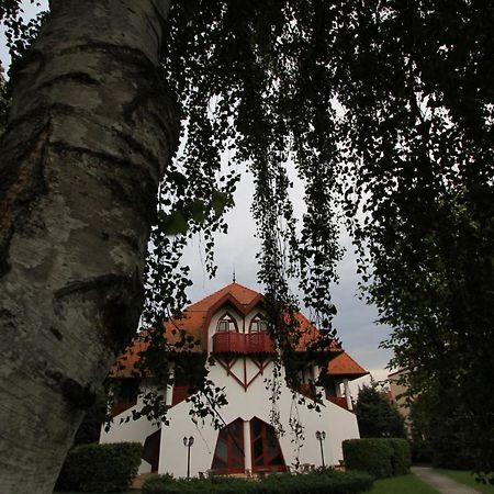 Grantek Ueduelohaz Hotel Balatonlelle Exterior foto