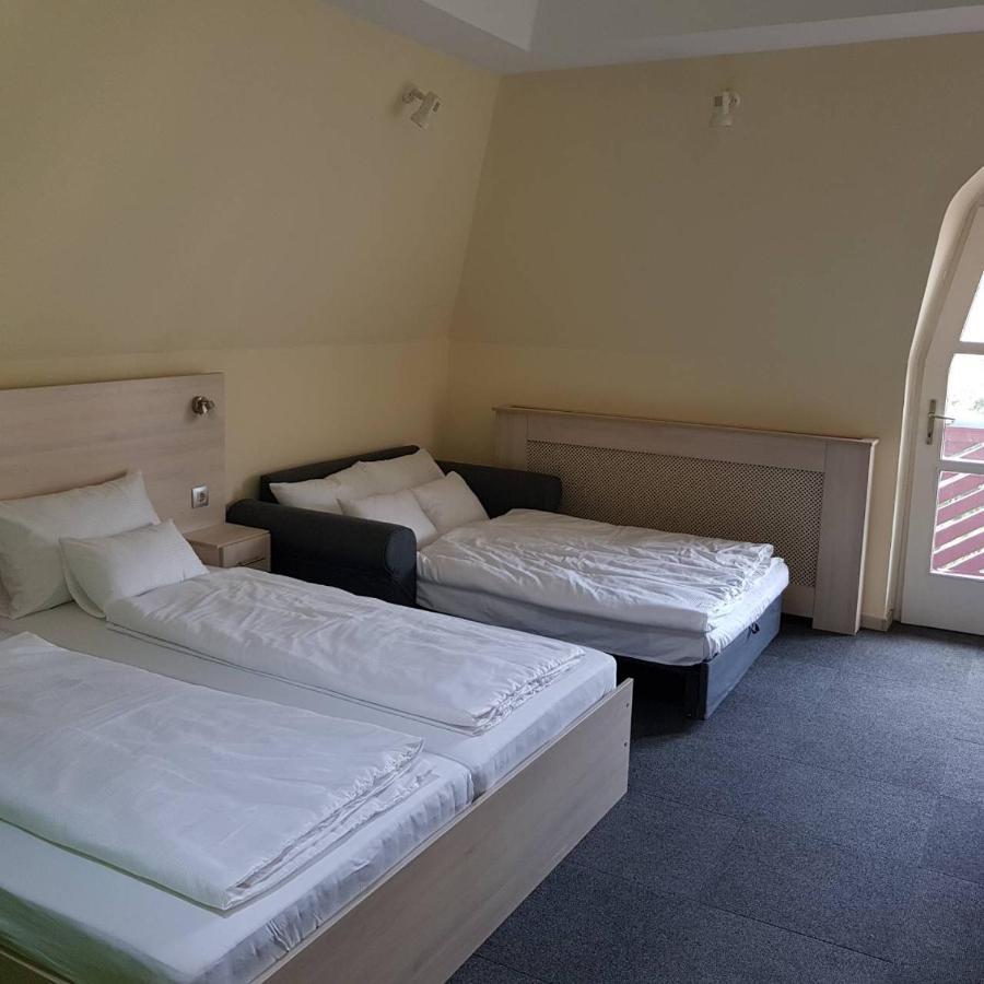 Grantek Ueduelohaz Hotel Balatonlelle Exterior foto