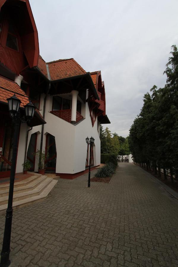 Grantek Ueduelohaz Hotel Balatonlelle Exterior foto