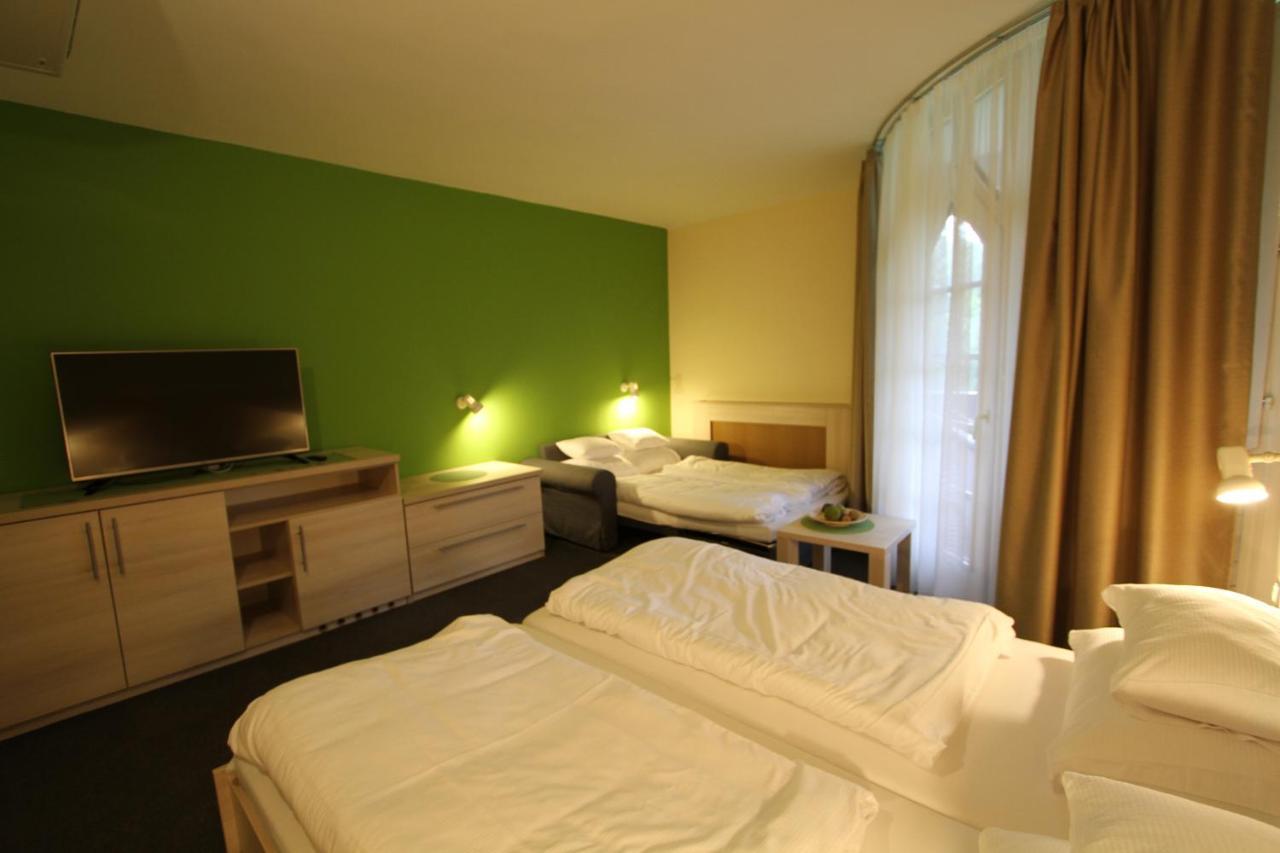 Grantek Ueduelohaz Hotel Balatonlelle Exterior foto