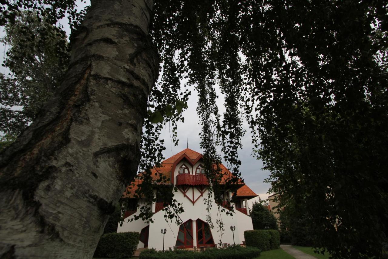 Grantek Ueduelohaz Hotel Balatonlelle Exterior foto
