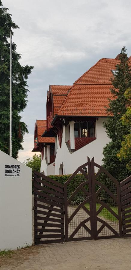 Grantek Ueduelohaz Hotel Balatonlelle Exterior foto