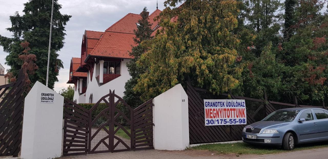 Grantek Ueduelohaz Hotel Balatonlelle Exterior foto