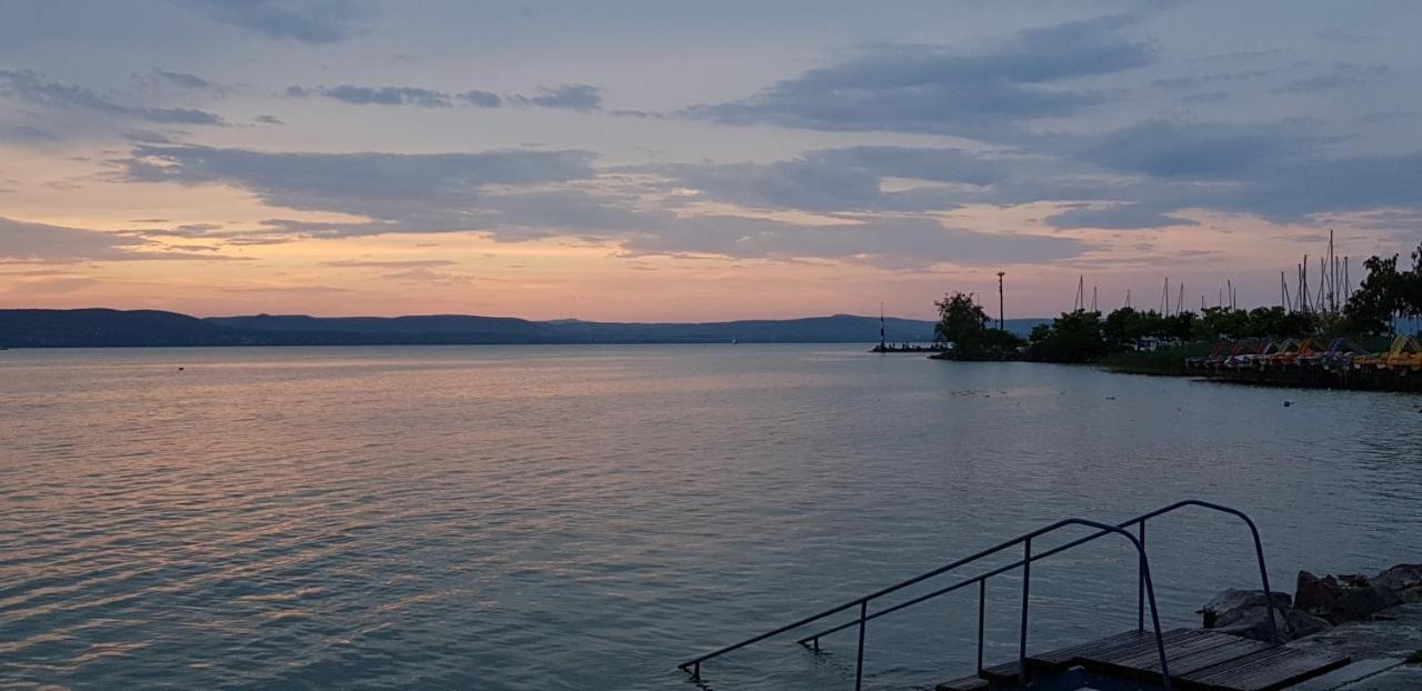 Grantek Ueduelohaz Hotel Balatonlelle Exterior foto